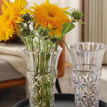 Mali design vaza od običnog prozirnog kristala